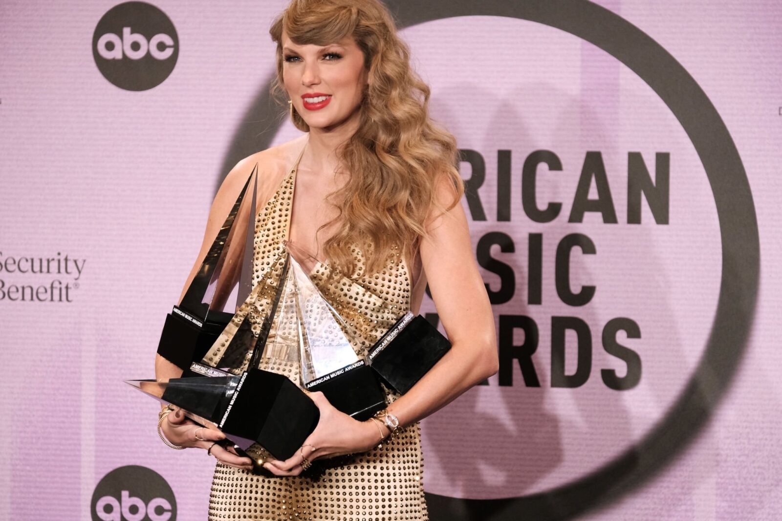 Cuántos American Music Awards ha ganado Taylor Swift? ¡Apenas puede sostener todos sus trofeos de la ceremonia de 2022 sola! | Revista XMAG