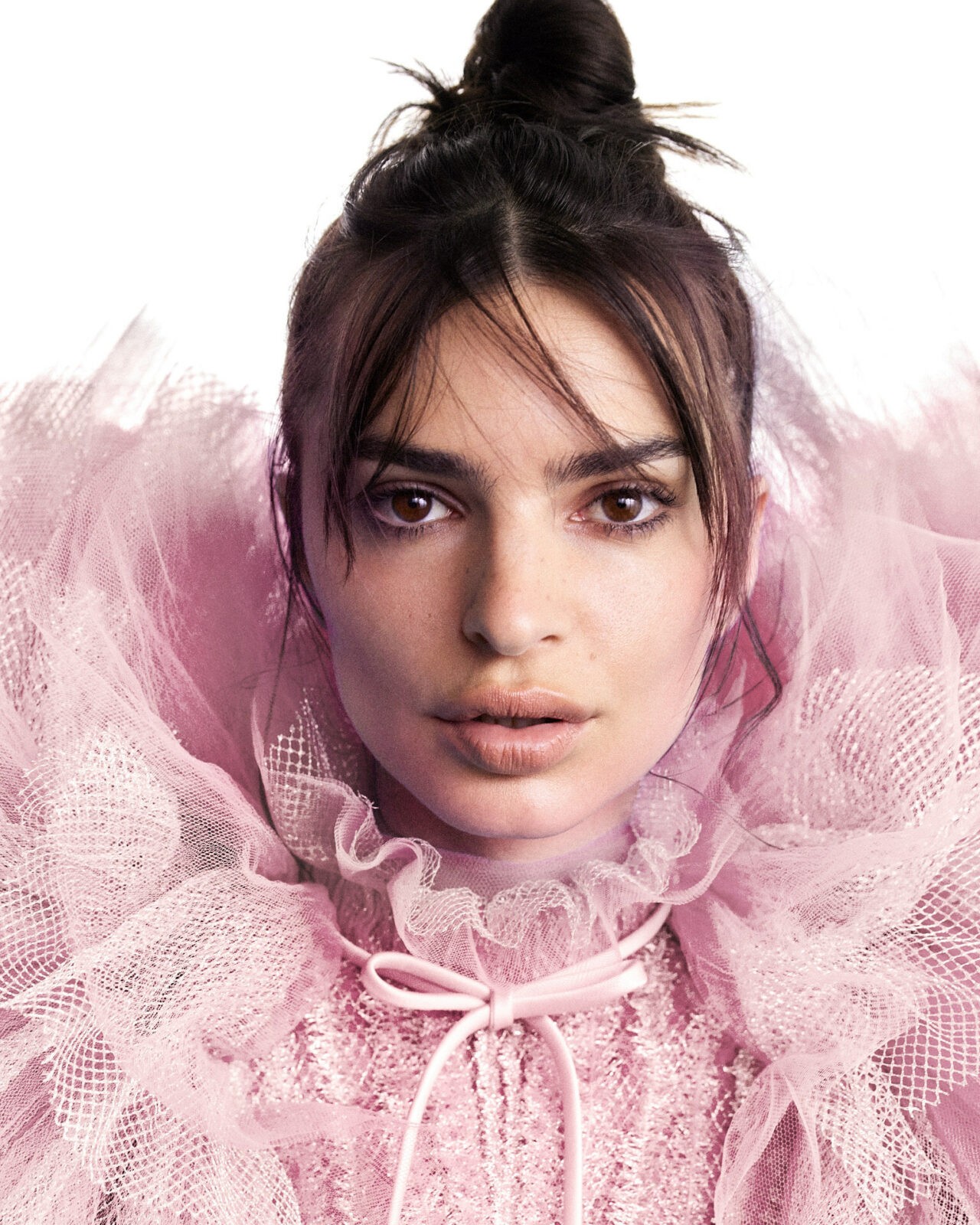 Emily Ratajkowski es el nuevo rostro de Flowerbomb de Viktor & Rolf